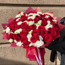 Яркий букет с розой эустомой