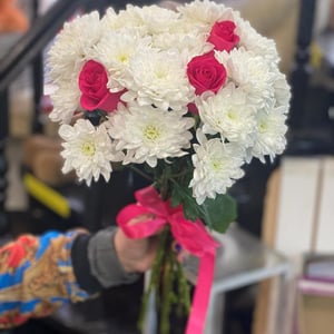 Букет «Пркрасная Белоснежка» из хризантем и роз