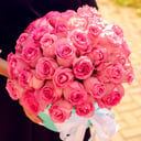 Шляпная коробка с цветами «Розовые розы в бирюзовой коробке 31 шт»