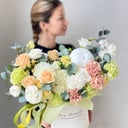 Композиция в шляпной коробке с тыквой из роз и гвоздик