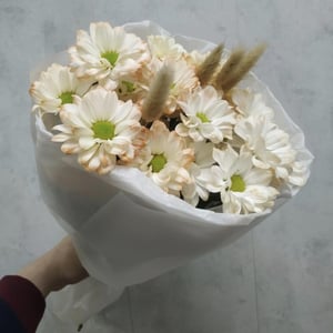 Букет из хризантем с лагурусом