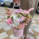 Шляпная коробка с цветами «Милая коробка с хризантемой и розой» из экзотических цветов и гвоздик