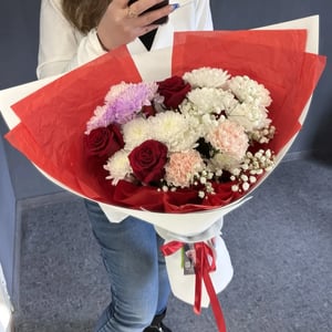 Букет с красными розами и хризантемой
