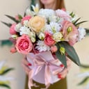 Шляпная коробка с цветами «Ты прекрасна» из роз и хризантем