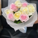 Букет из розовых и белых роз