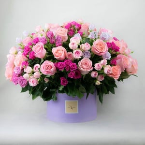 Шляпная коробка с цветами «Большая композиция в розовых тонах»