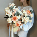 Шляпная коробка с цветами «Авторская коробка Венна» из роз и гвоздик