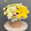 Шляпная коробка с цветами «Настроение улыбаться» из роз и эустом