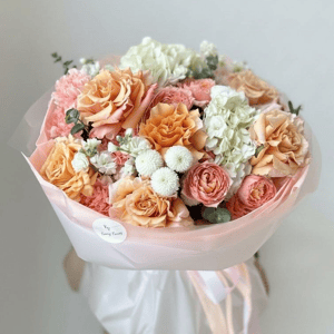 Пышный букет с персиковыми французскими розами