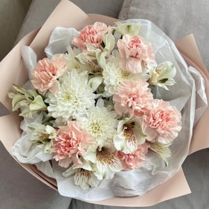 Букет "Жаклин Бенуа" из гвоздик и альстромерий