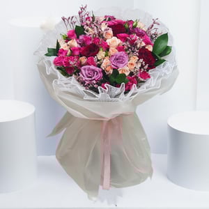 Букет «Багровое и сиреневое наслаждение» из роз