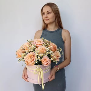 Шляпная коробка с цветами «Персиковый сад» из роз и ромашек
