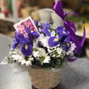 Корзинка из хризантемы и ирисов