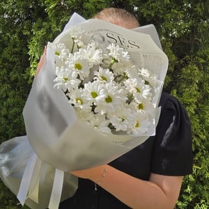 Милый букет ромашек из хризантем