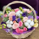 Корзина с цветами «Яркие чувства» из роз и эустом