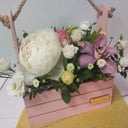 Коробка с цветами «Композиция в декоративном ящике» из роз и эустом