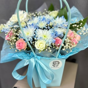 Коробка с цветами «Композиция "Северное сияние"» из роз и хризантем