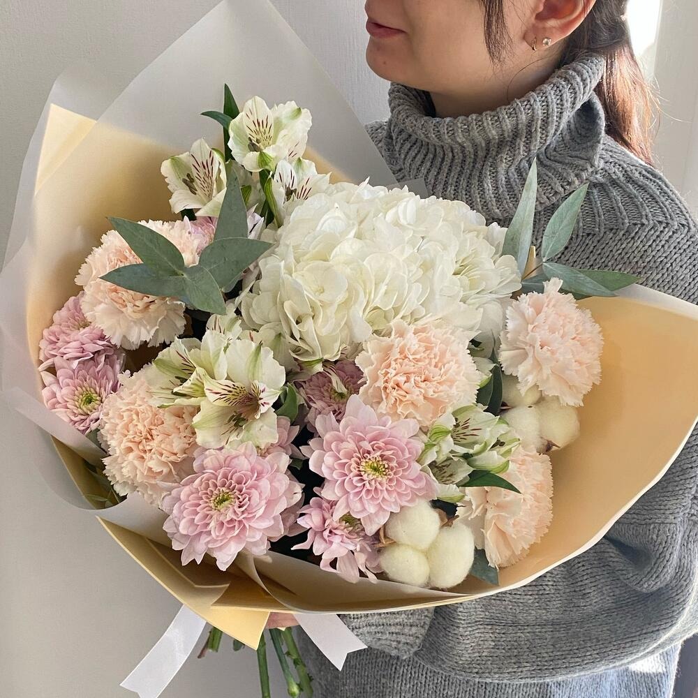 Букет "Нежность" из гвоздик и альстромерий