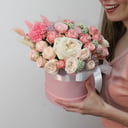 Шляпная коробка с цветами «Кокетливая улыбка» из роз и гвоздик