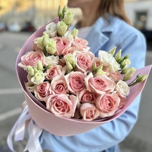 Букет «Кустовые розовые розы и эустома»