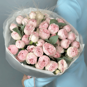 Букет из кустовой пионовидной розы