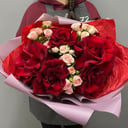 Букет красных роз и кустовая лидия