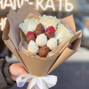 Клубника в шоколаде с цветами"Бетти"