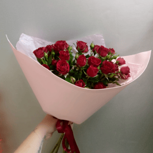 Букет из бордовых кустовых роз