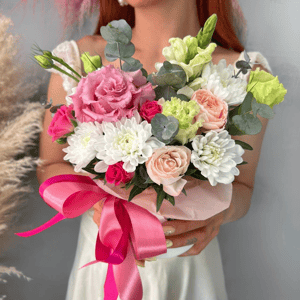 Шляпная коробка с цветами «Куколка» из роз и эустом