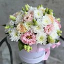 Композиция в шляпной коробке из эустом и хризантем