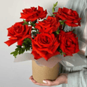 Красные розы в шляпной коробке