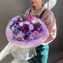 Букет «Черничное море» из ирисов и хризантем