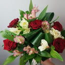 Букет «Комплимент» из роз и альстромерий