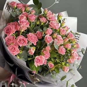 Букет из кустовой розы с эвкалиптом