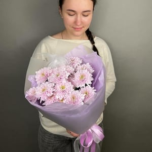 Букет розовых хризантем и перо