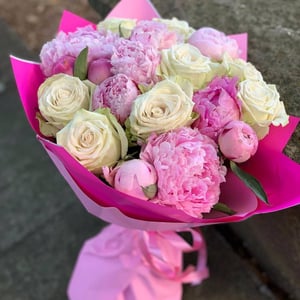 Букет из пионов и роз