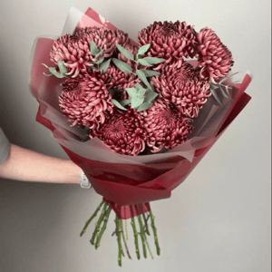 Букет «Хризантемы Бигуди Ред 9 шт с эвкалиптом»