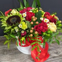 Композиция из роз, подсолнуха и эустомы