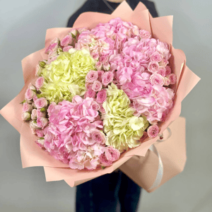 Букет «Взрывная страсть» из роз и гортензий