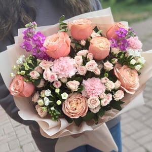 Композиция «Искушение» из роз и гвоздик