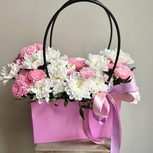 Коробка с цветами «Нежная сумочка хризантем»