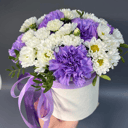 Шляпная коробка с цветами «"Нежный аромат" диантус с сантини» из гвоздик и хризантем