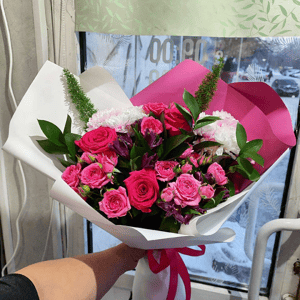 Пышный букет с миксом из роз