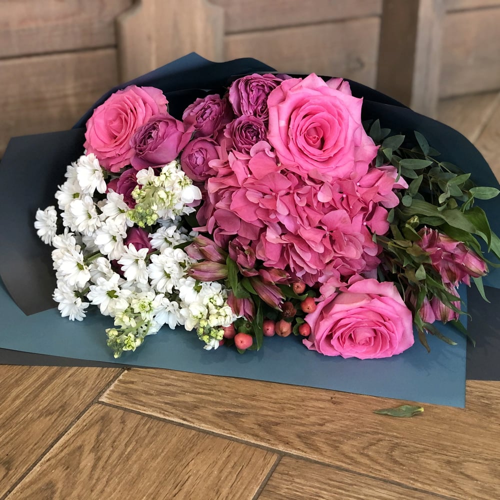 Букет «С днем рождения» из роз и экзотических цветов