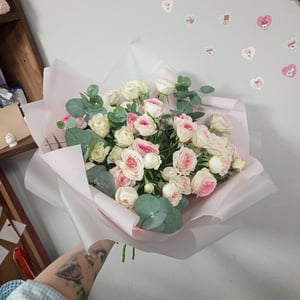 Монобукет кустовых роз с эвкалиптом