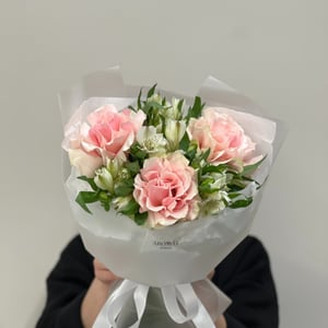 Букет из французских роз и альстромерий