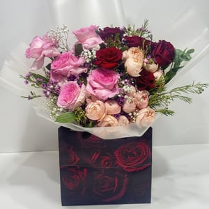 Коробка с цветами «Румянец Романтики -2» из роз