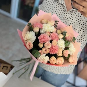 Букет «Нежный микс диантусов и пионовидных роз»