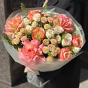 Персиковый букет из роз и хризантем