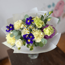 Букет «Авторский с ирисами» из гвоздик и роз